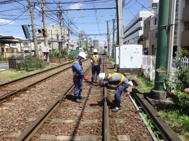 レール継目部の保守点検の様子