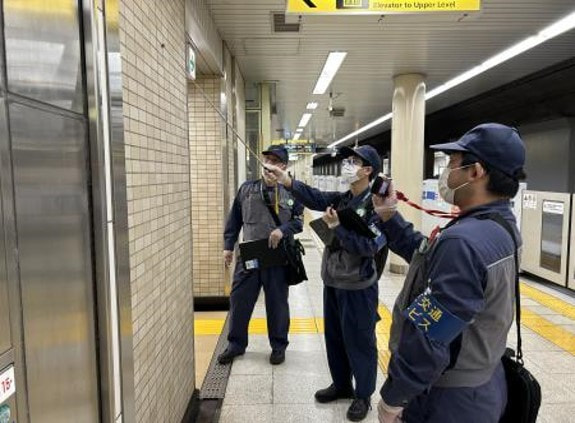 冷水器の保守点検の様子