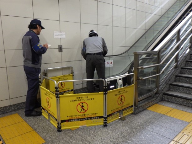 エスカレーターの保守点検の様子