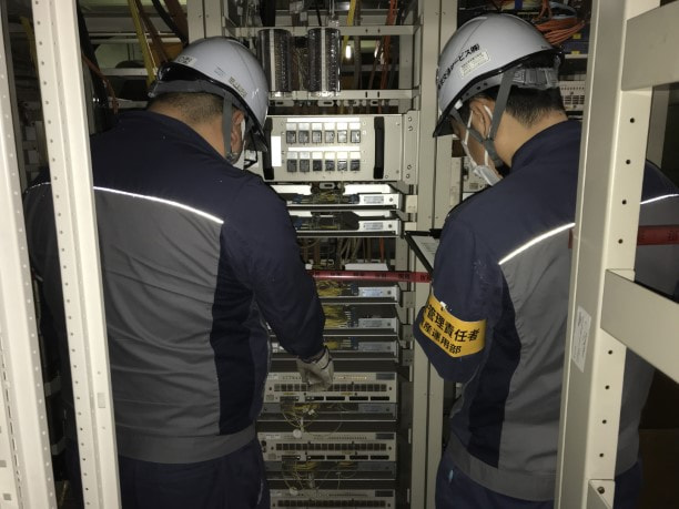 携帯電話設備の保守立会の様子