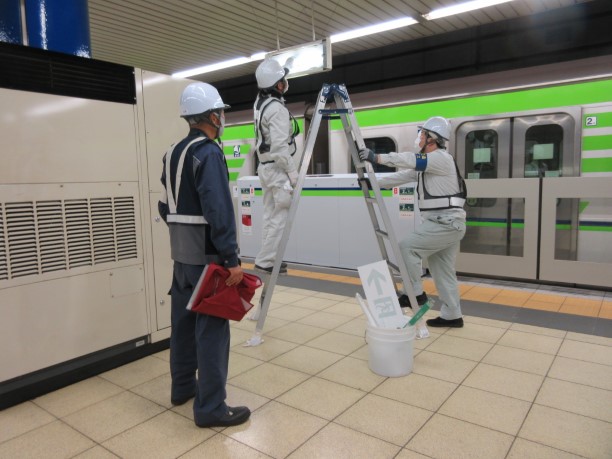 照明設備の点検清掃の様子