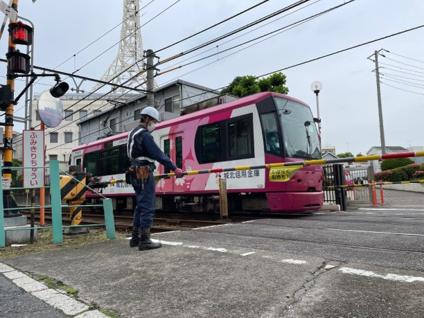 踏切保安設備の保守点検の様子