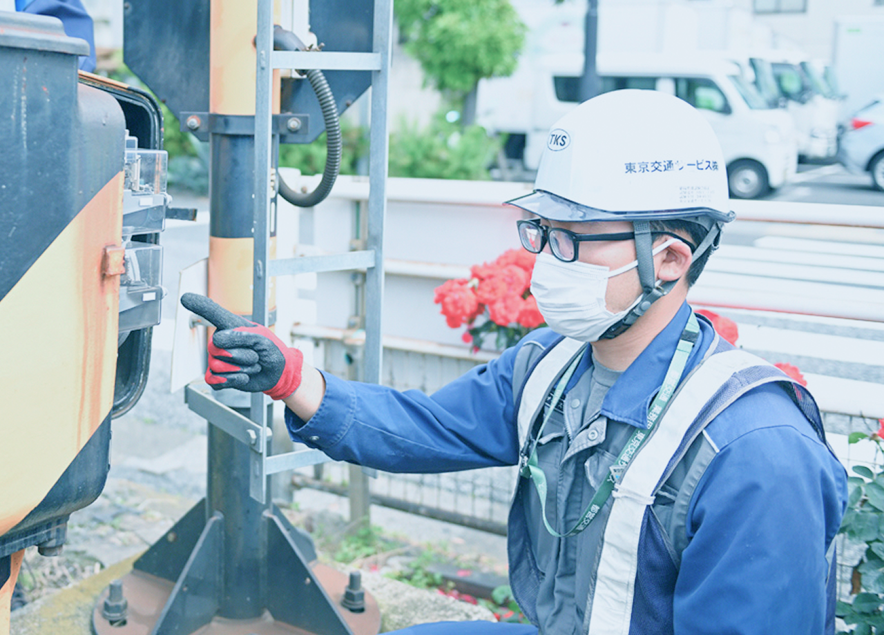 電気設備の点検を行うスタッフの様子