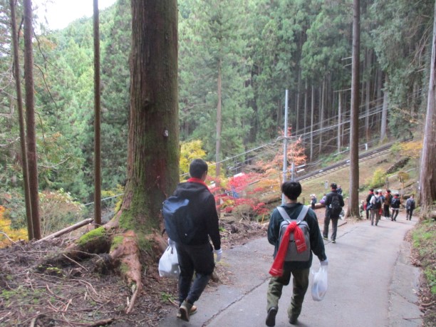 御岳山での清掃登山の様子