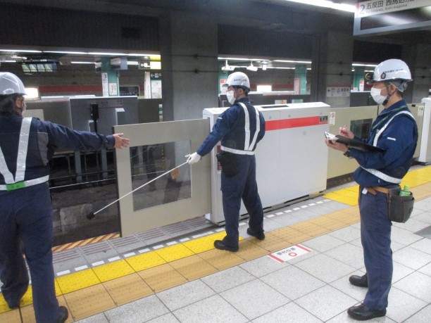 ホームドアの保守点検（夜間）の様子