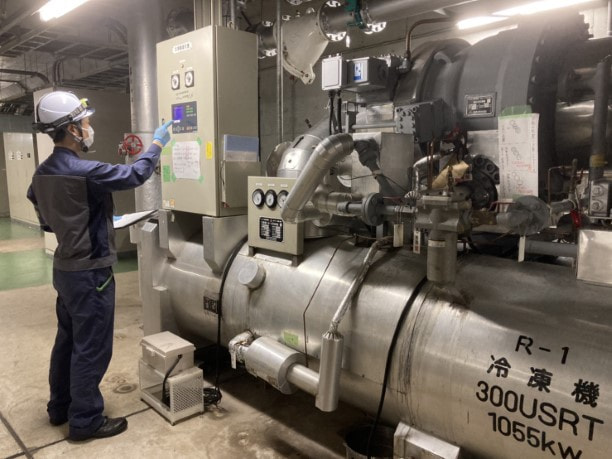 冷房設備の保守点検の様子