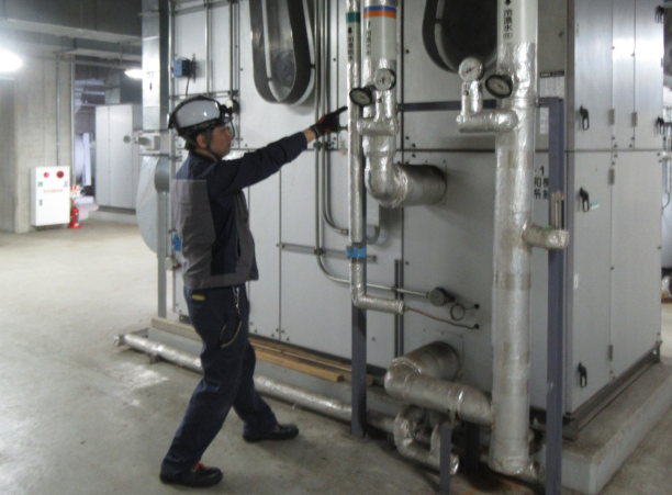 空調設備の保守点検の様子