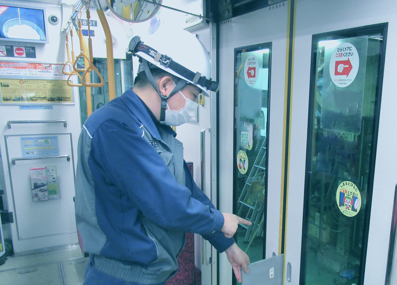 車両ドアの動作確認・検査の様子