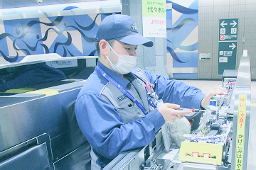 自動改札機の点検・修理の様子