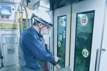 車両ドアの動作確認・検査の様子