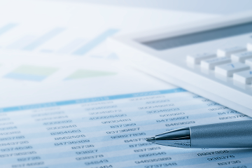 経理・契約業務における書類作成の様子