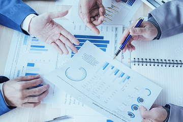 経営戦略部による資料確認の様子