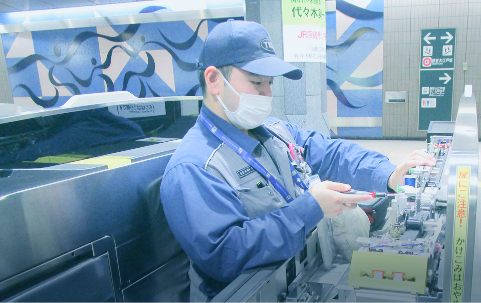 自動改札機の点検を行うスタッフの様子