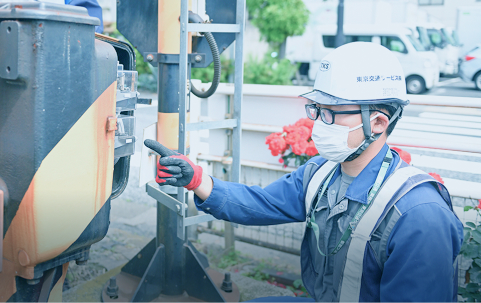 電気設備の点検を行うスタッフの様子