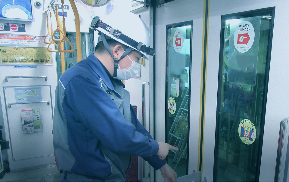 車両ドアの動作確認・検査の様子