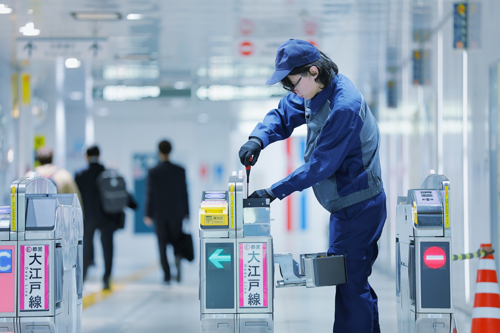 自動改札機の点検・修理を行う様子