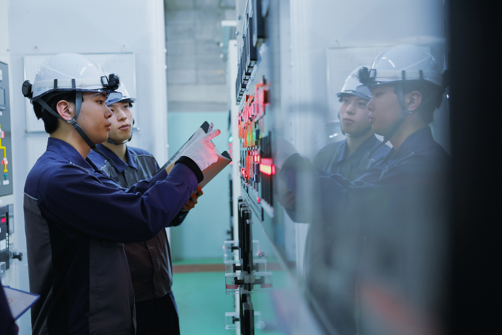 電気設備の保守・点検を行う様子