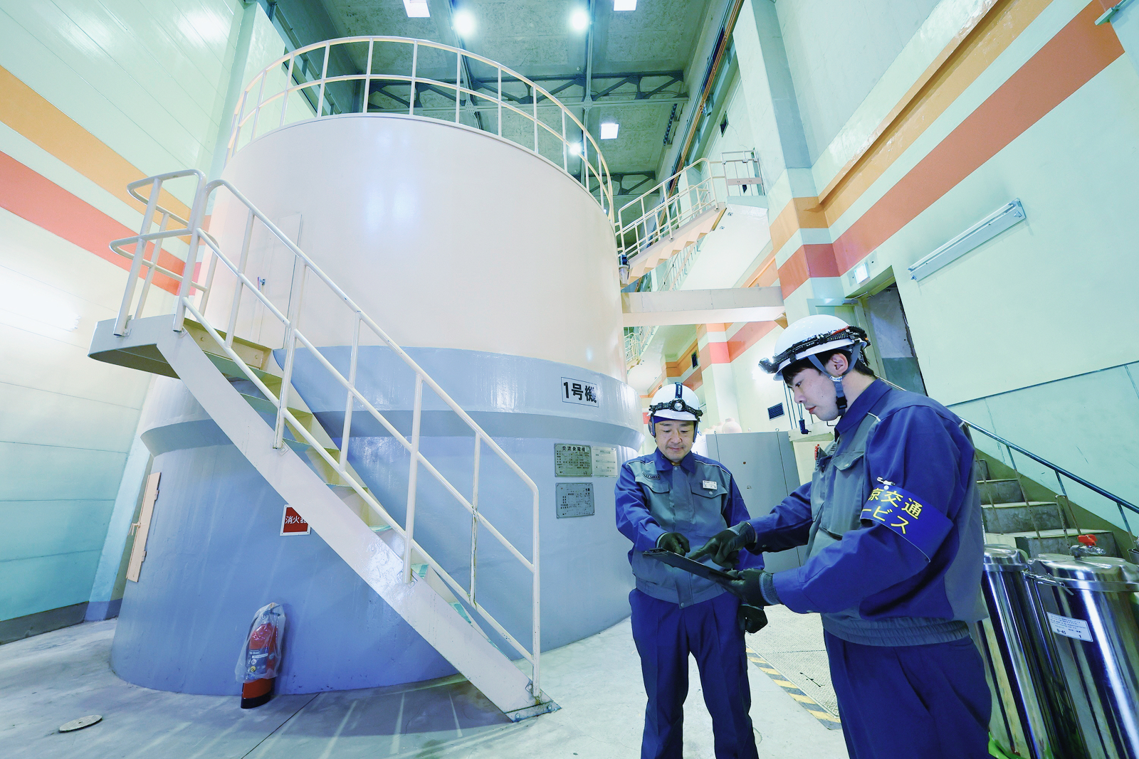 発電施設の設備点検を行う様子