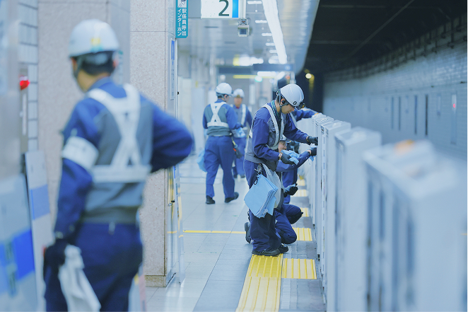 点検・整備する作業員たちの様子