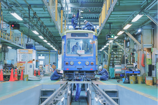 点検・整備する作業員たちの様子