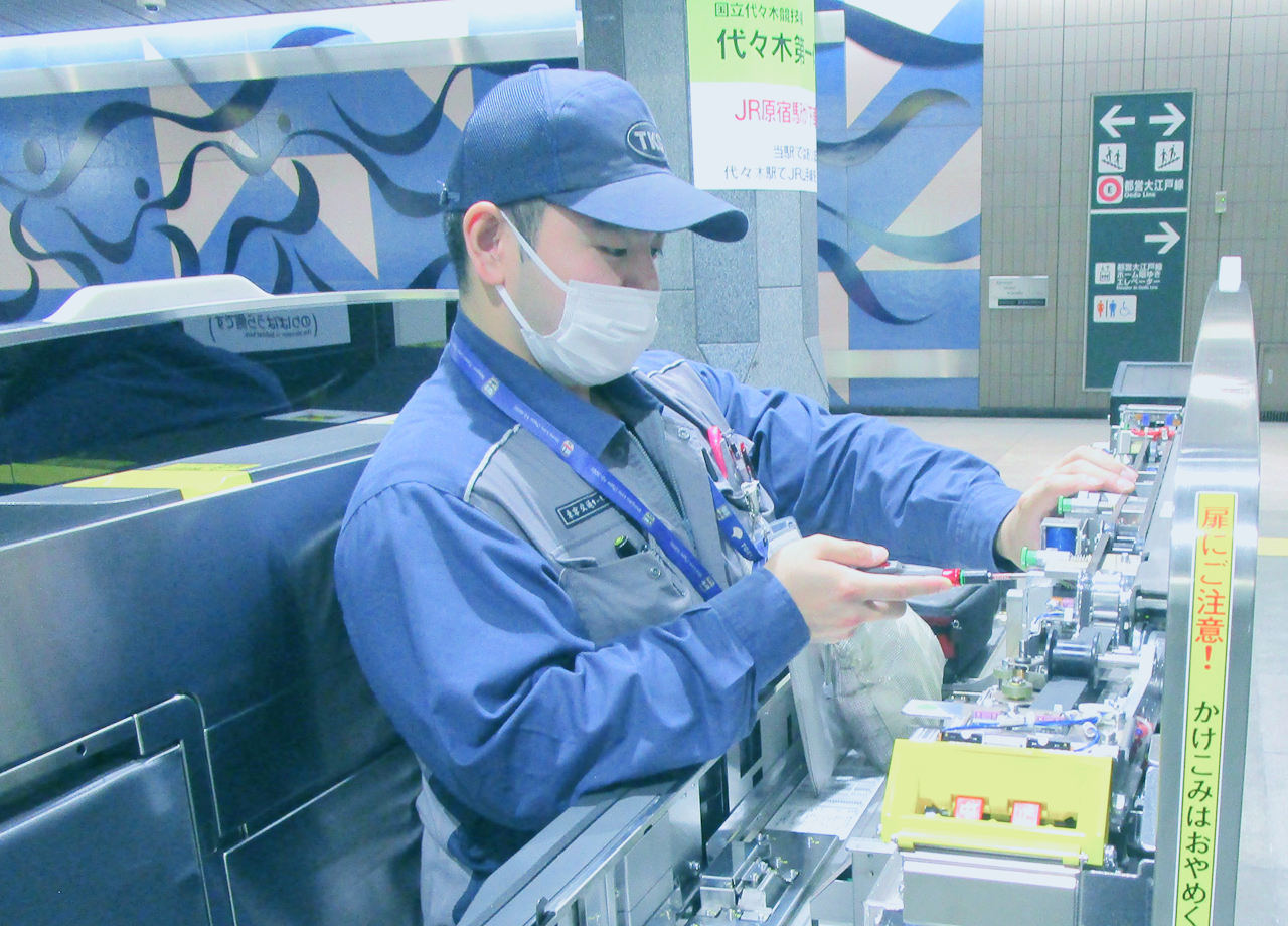 自動改札機の点検を行うスタッフの様子