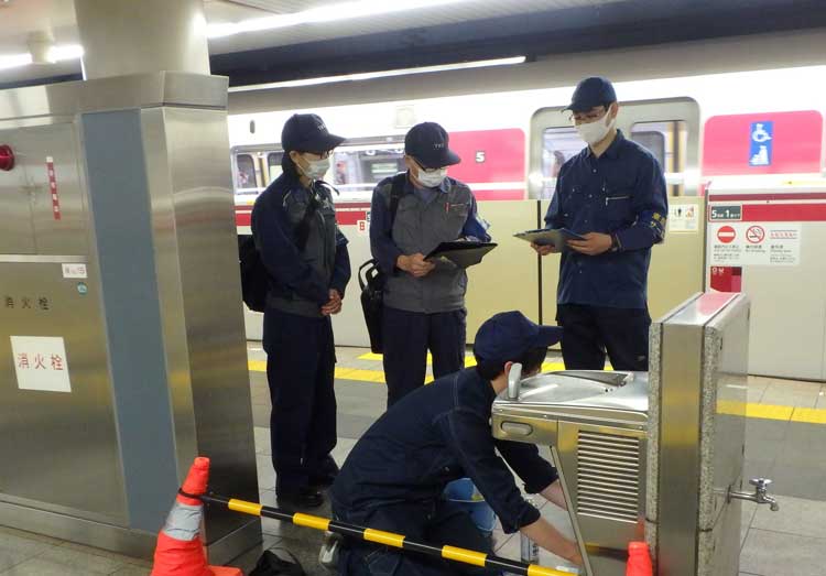 画像：駅冷水器の保守点検